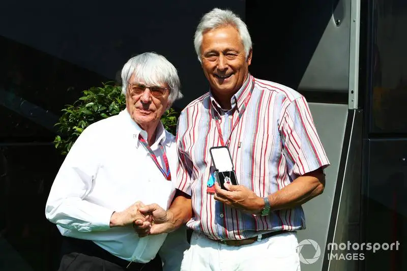 Bernie Ecclestone awards Bob Constanduros for his approaching 500th Grand Prix