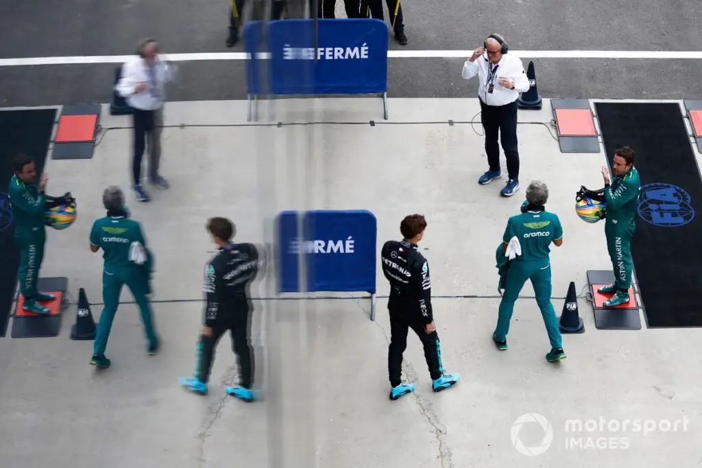 Fernando Alonso, Aston Martin F1 Team, George Russell, Mercedes-AMG F1 Team, and Jo Bauer, FIA discuss