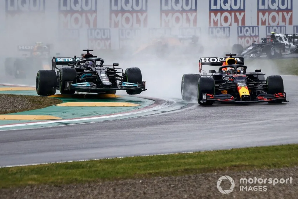 Lewis Hamilton (Mercedes W12) vs Max Verstappen (Red Bull Racing RB16B) at Race Start