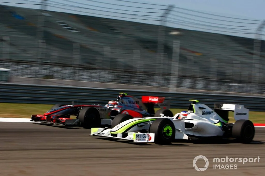 Rubens Barrichello vs Heikki Kovalainen, Battle between Brawn GP BGP001 Mercedes and McLaren MP4-24 Mercedes